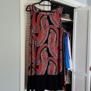 Sleeveless paisley print dress.